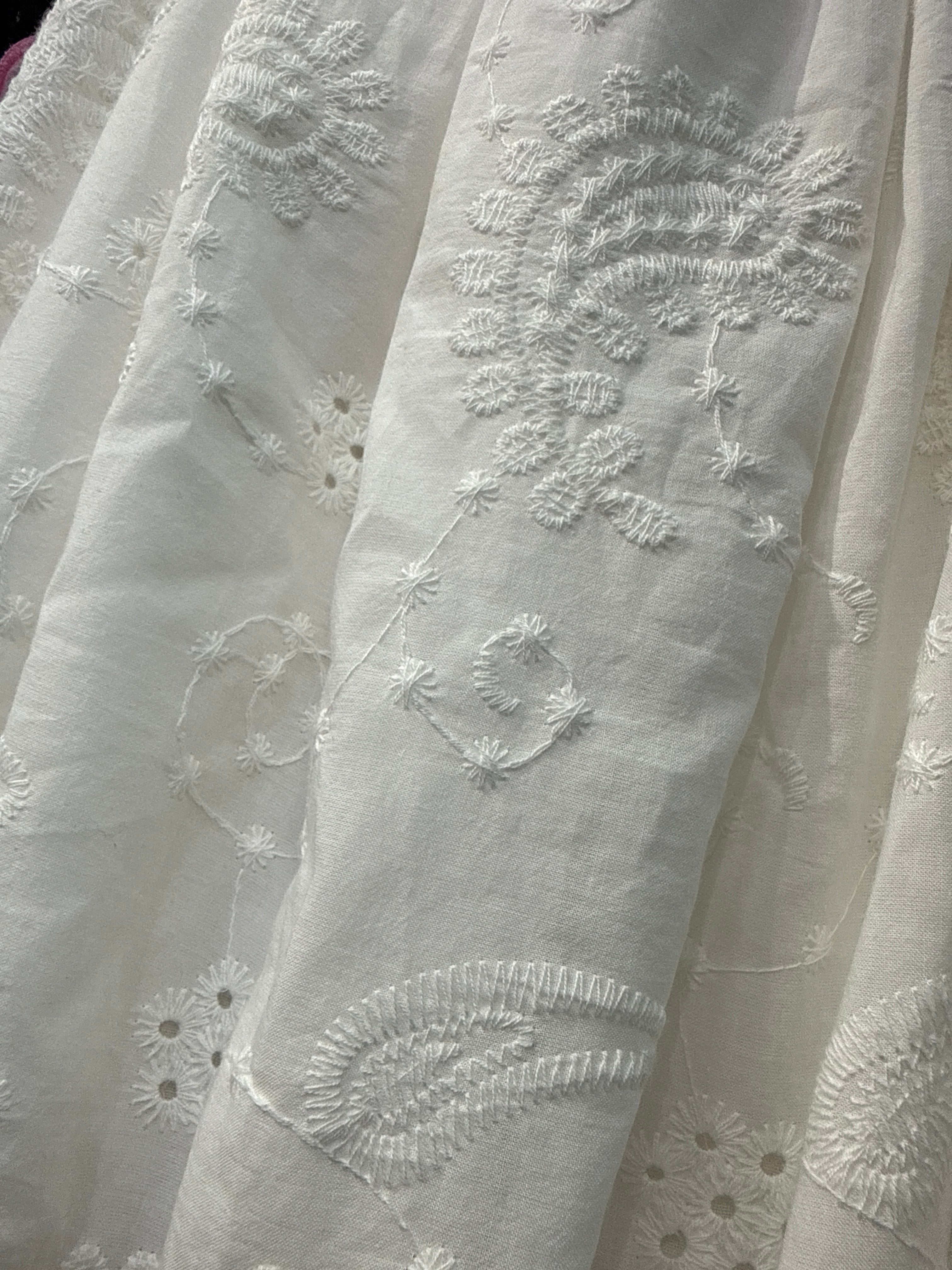 Abito Lungo in Sangallo "Boho-Chic" – Bianco Ottico (Cintura Inclusa)