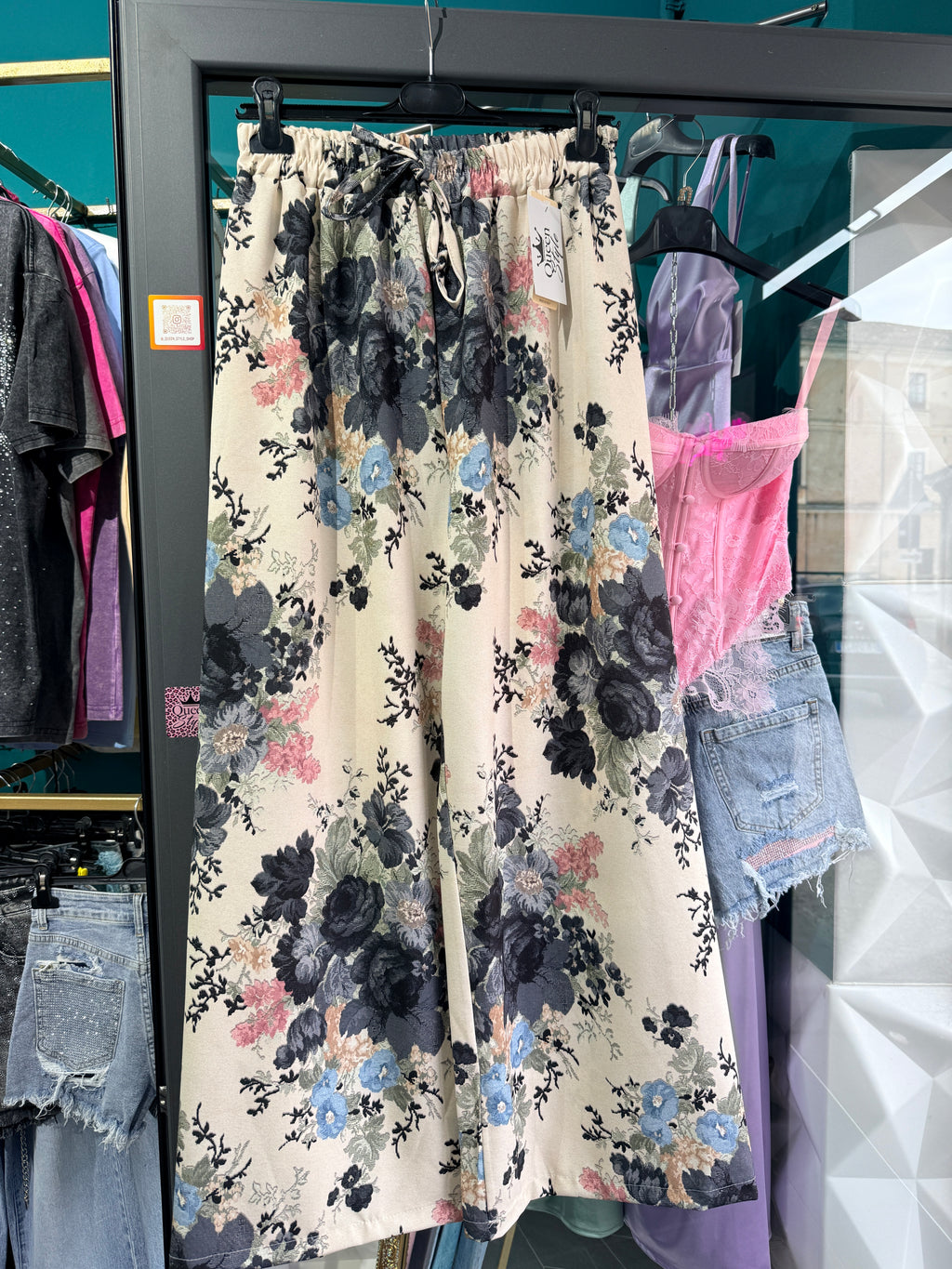 Titolo: Pantalone Palazzo a Fantasia Floreale – Comfort & Stile