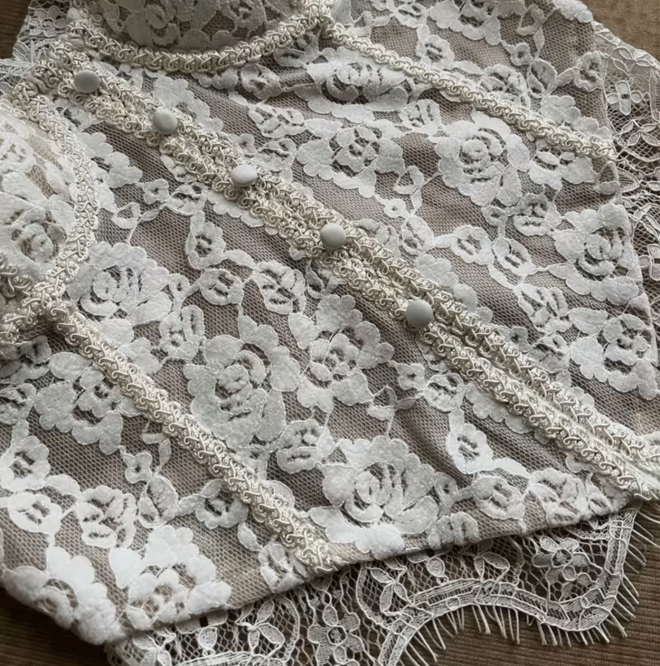 Corsetto in Pizzo Floreale – Eleganza Romantica