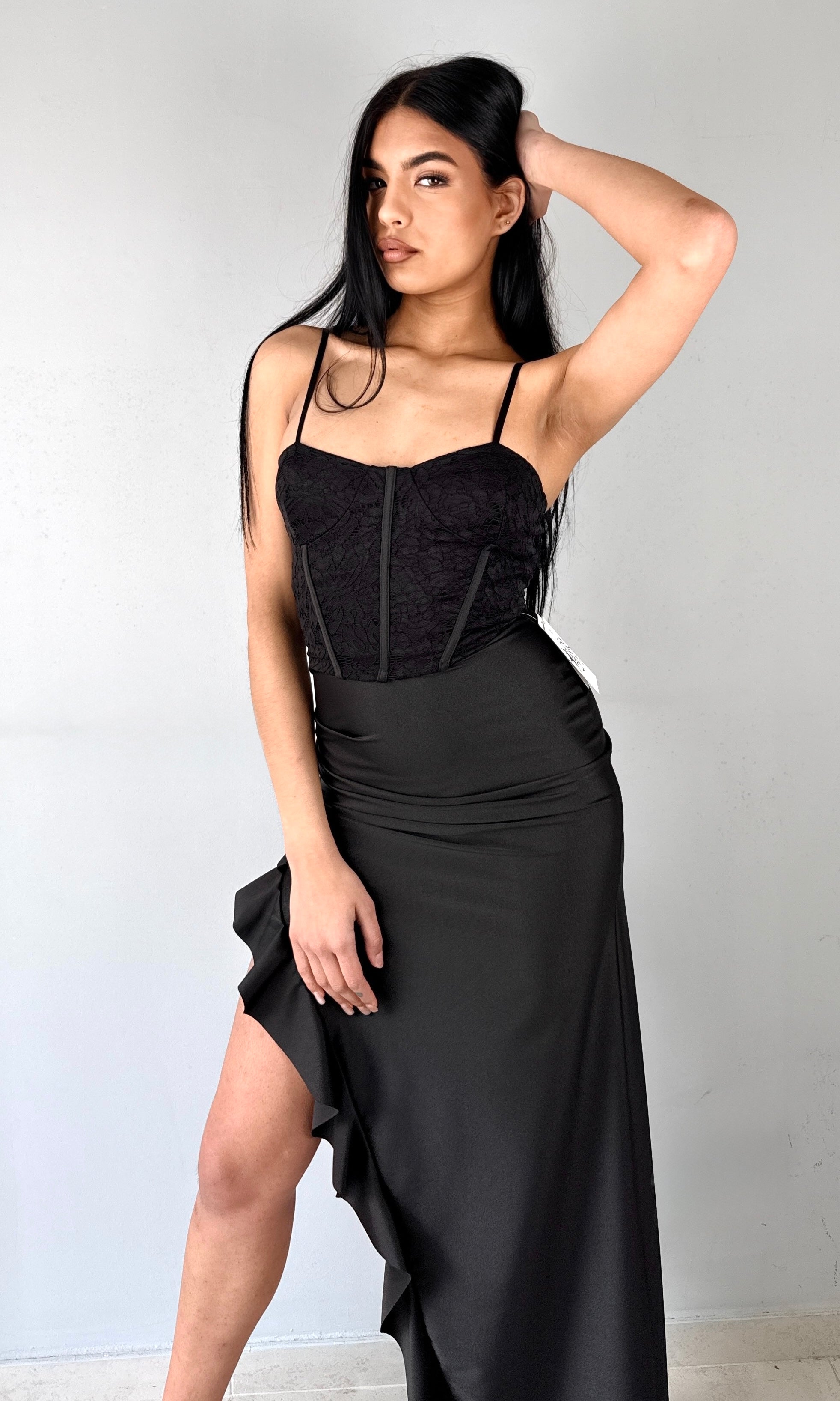 Abito Lungo Noir – Eleganza Corset con Spacco a Volant