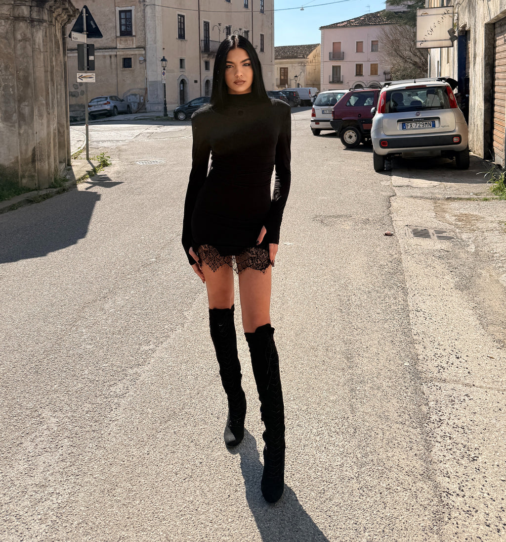 Mini Abito "Obsidian" – Collo Alto e Orlo in Pizzo