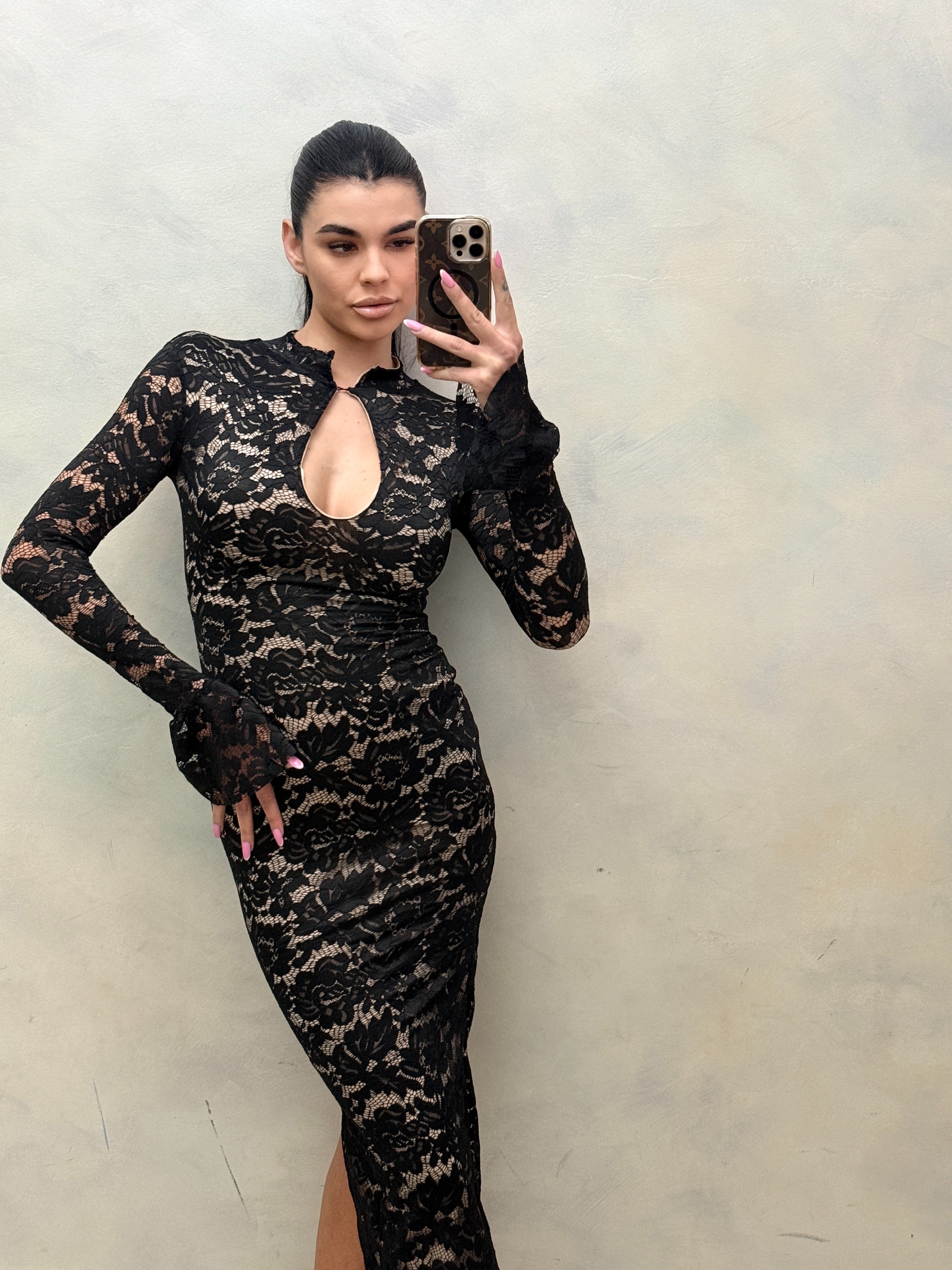 Abito Midi "Lace Elegance" in Pizzo con Maniche a Campana