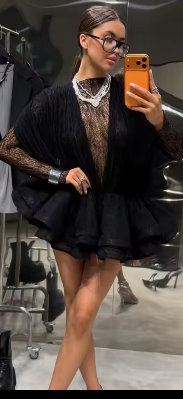 Abito Mini "Noir Enchanté" in Pizzo con Volumi Scultorei