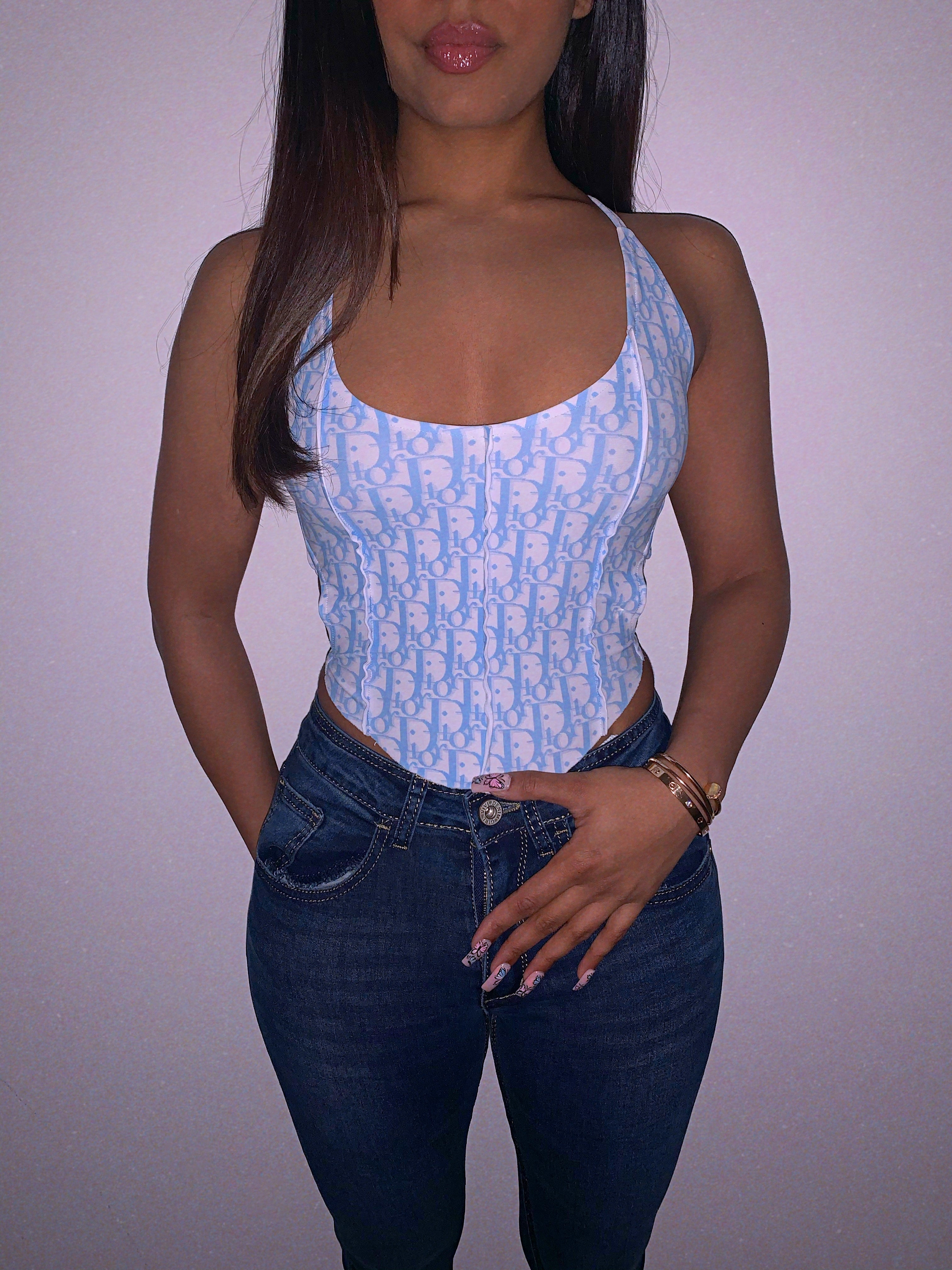 Top Monogram "Sky Blue" – Effetto Corsetto con Schiena Scoperta