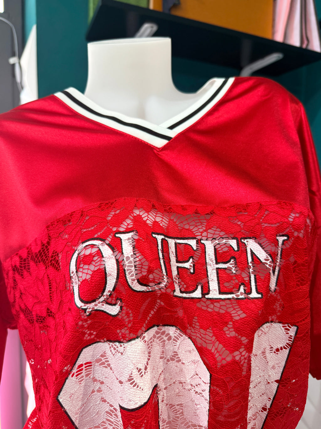 T-shirt Queen in pizzo
