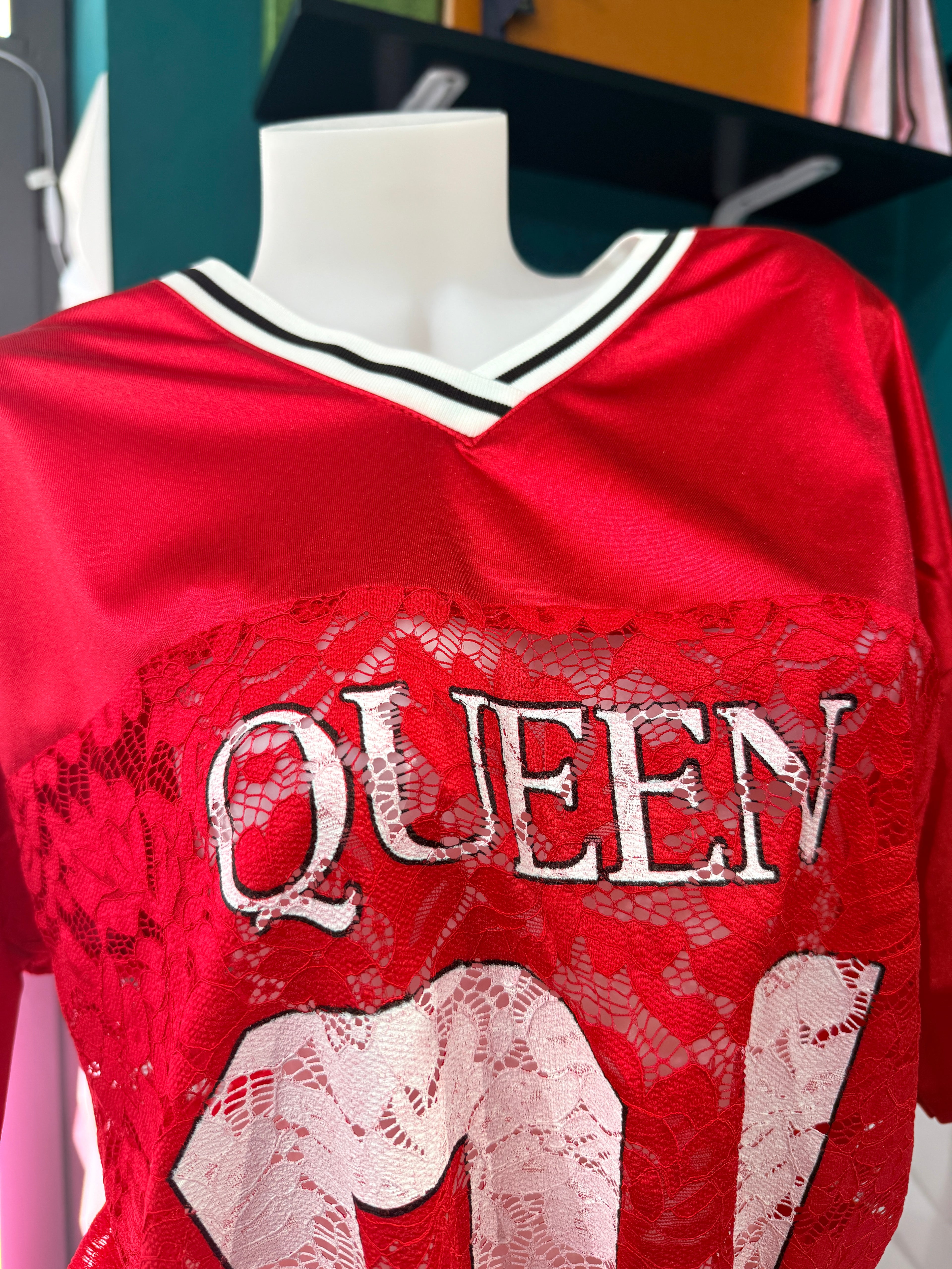 T-shirt Queen in pizzo