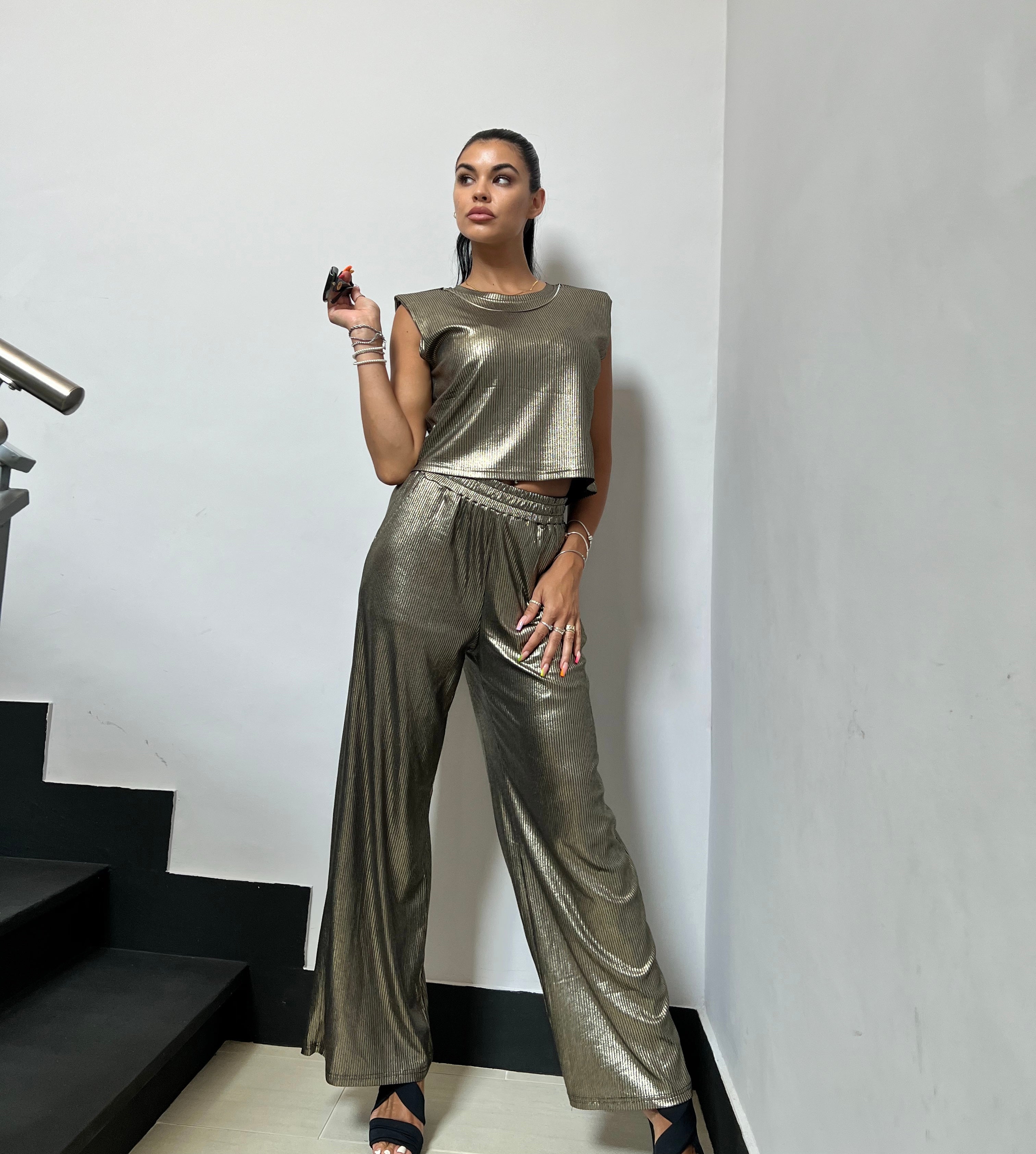 Set Coordinate "Metallic Muse" – Top con Spalline Imbottite & Pantaloni Wide Leg