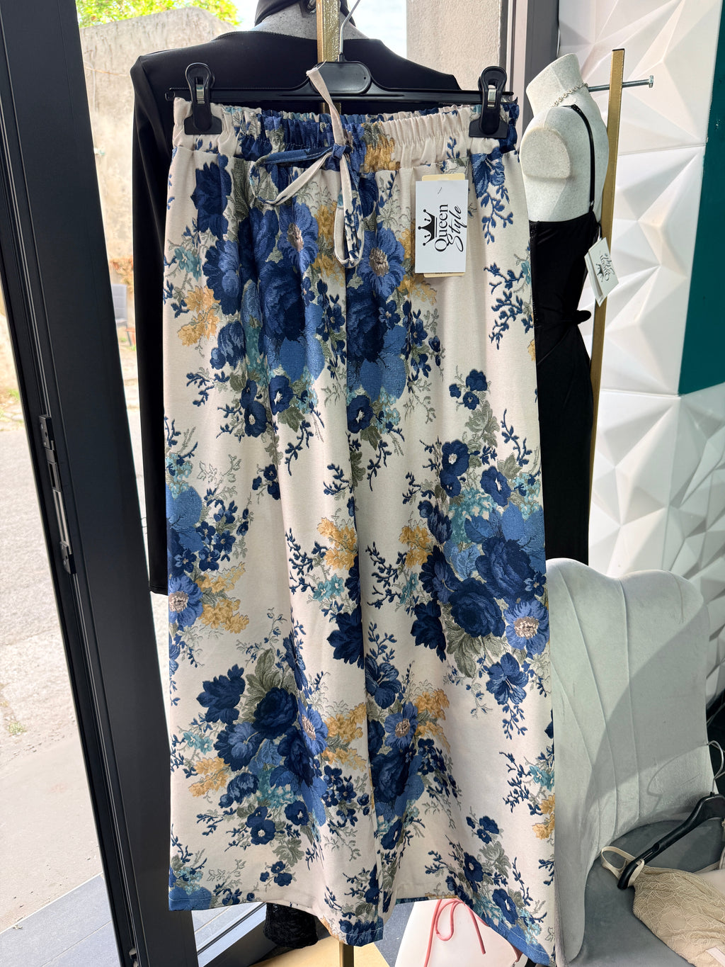 Titolo: Pantalone Palazzo a Fantasia Floreale – Comfort & Stile