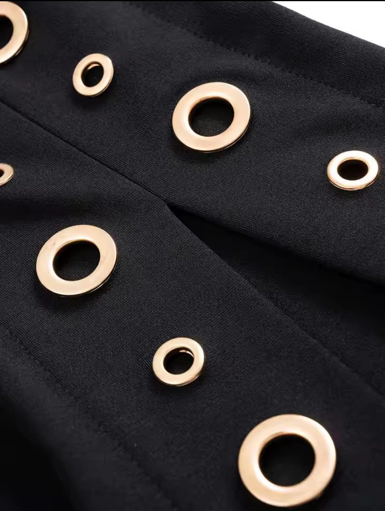 Abito Midi Bodycon Nero con Dettagli Occhielli Oro
Eleganza audace e silhouette definita.
