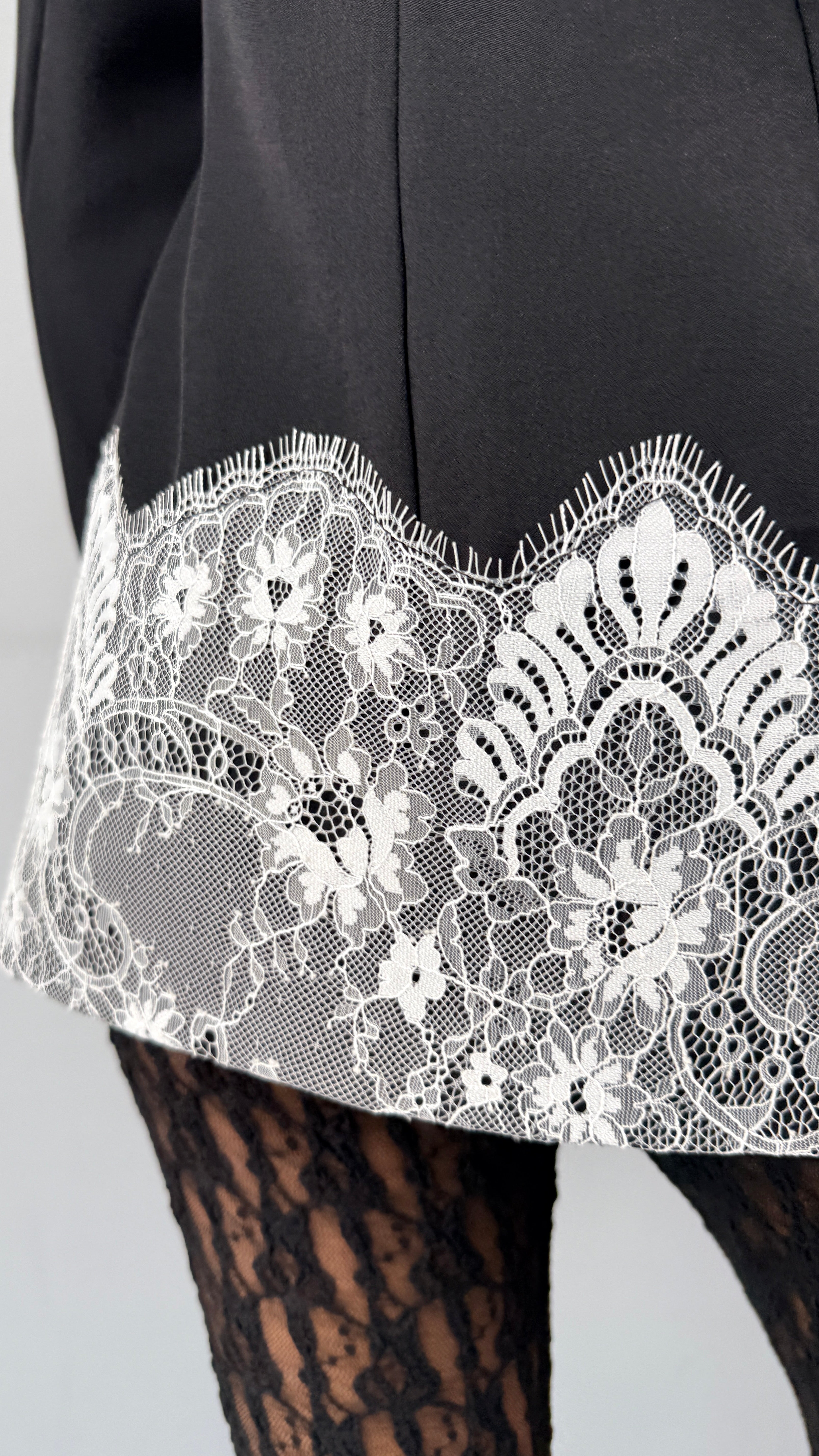 Blazer Nero con Orlo in Pizzo a Contrasto – Eleganza Audace