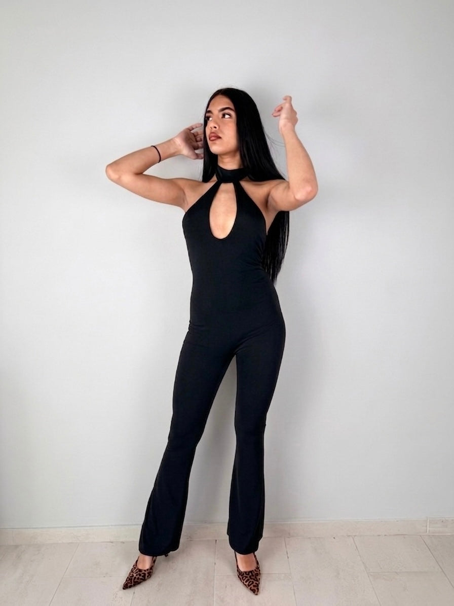 Tuta Halter Aderente con Pantalone a Zampa e Dettaglio Cut-Out