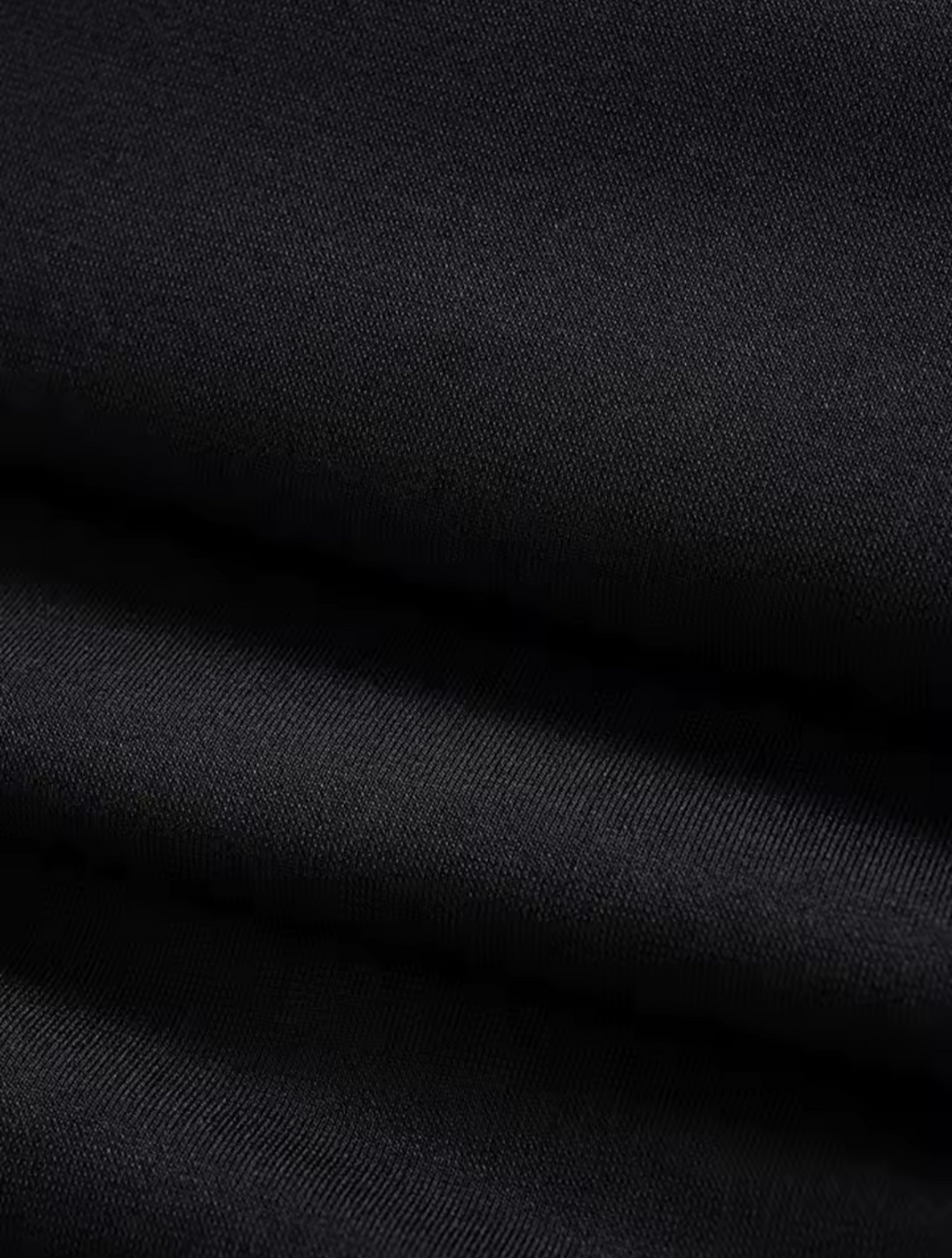 Abito Midi Bodycon Nero con Dettagli Occhielli Oro
Eleganza audace e silhouette definita.