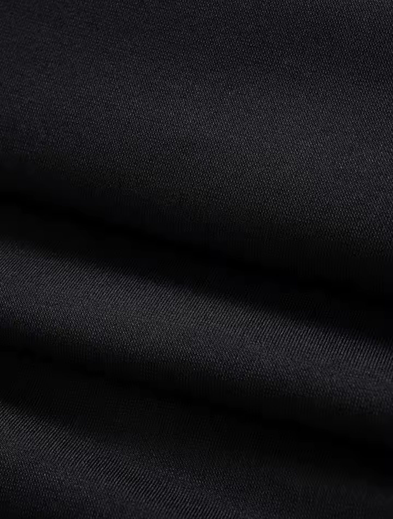 Abito Midi Bodycon Nero con Dettagli Occhielli Oro
Eleganza audace e silhouette definita.