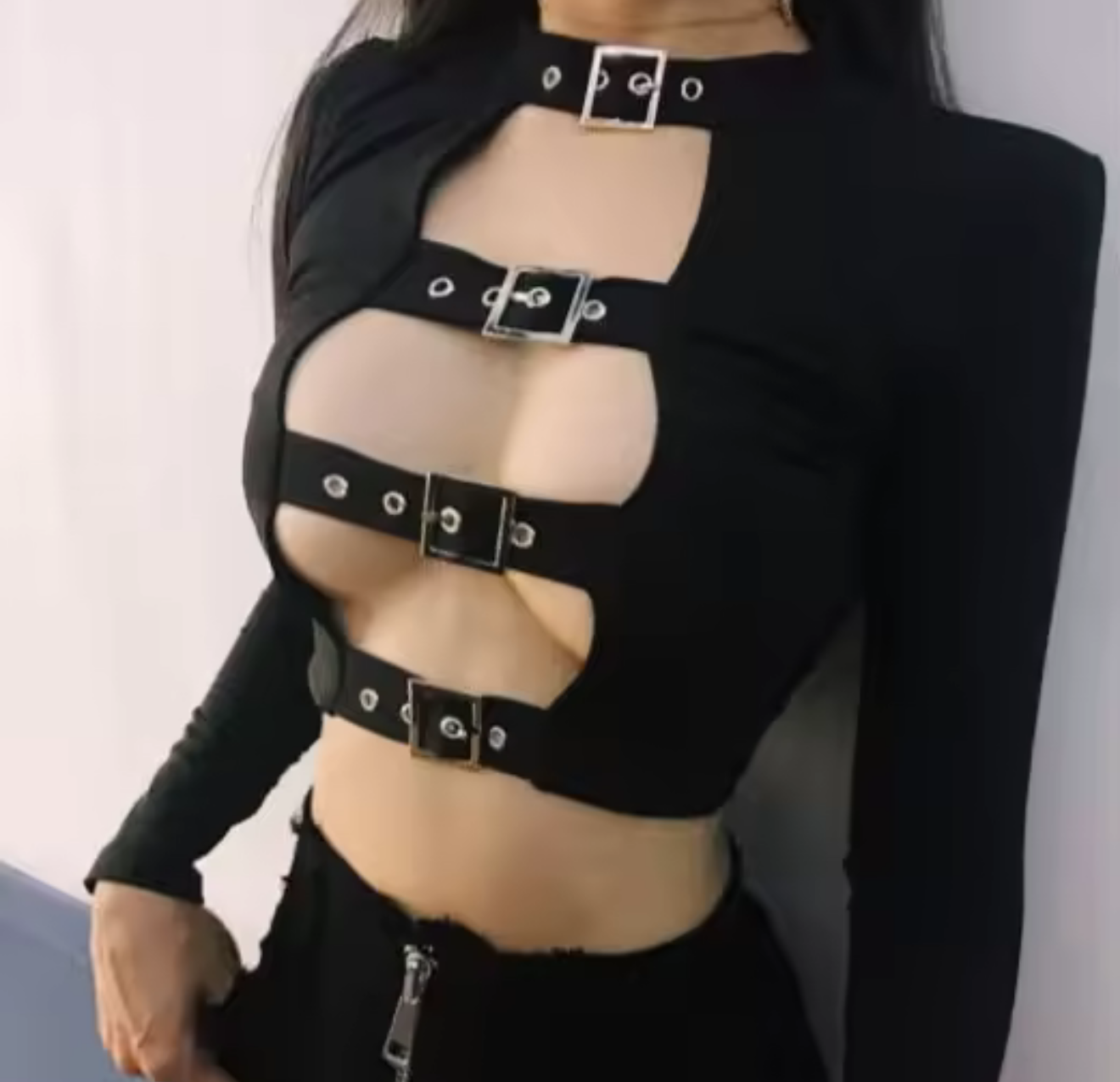 Maglia Crop a Maniche Lunghe con Fibbie e Cut-Out (Fronte-Retro)