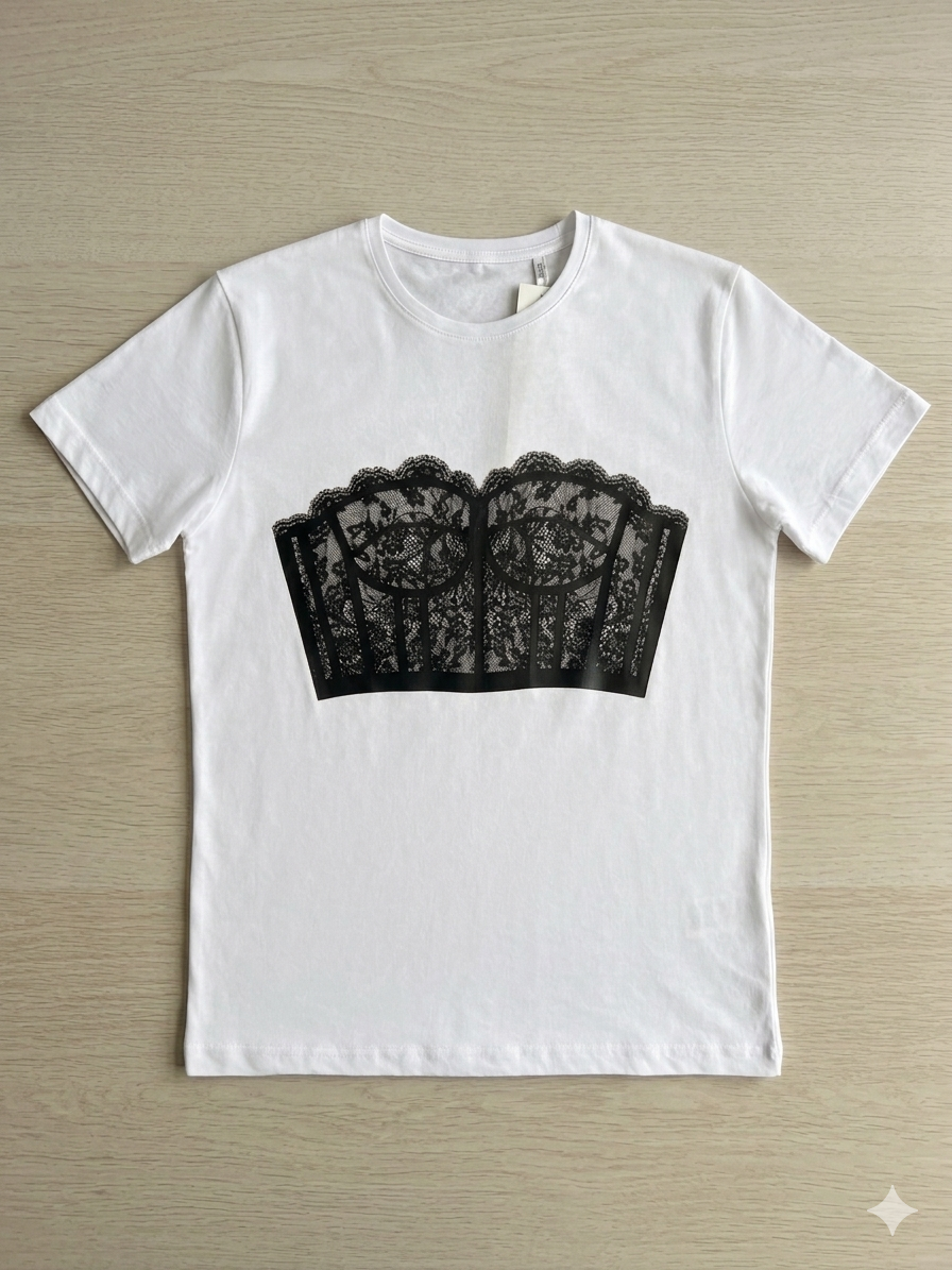 T-Shirt "Lace Illusion" – Un tocco di stile audace