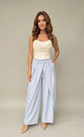 Pantaloni Wide-Leg con Incrocio Frontale – Celeste Polvere/bianco