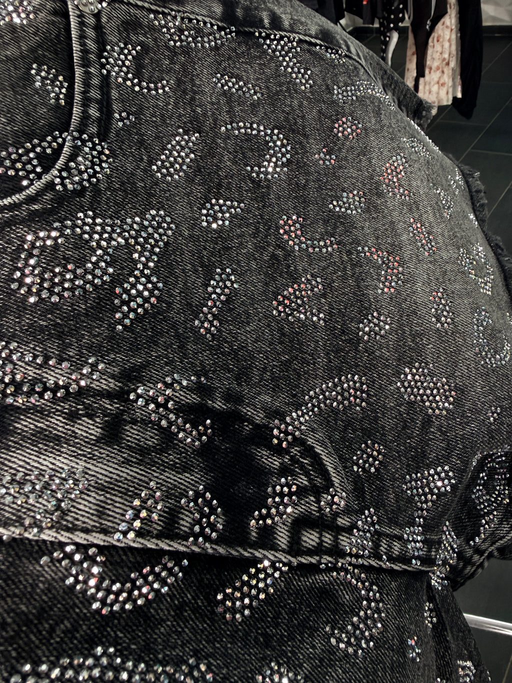 Shorts Denim "Animalier Shine" – Nero Lavato con Strass