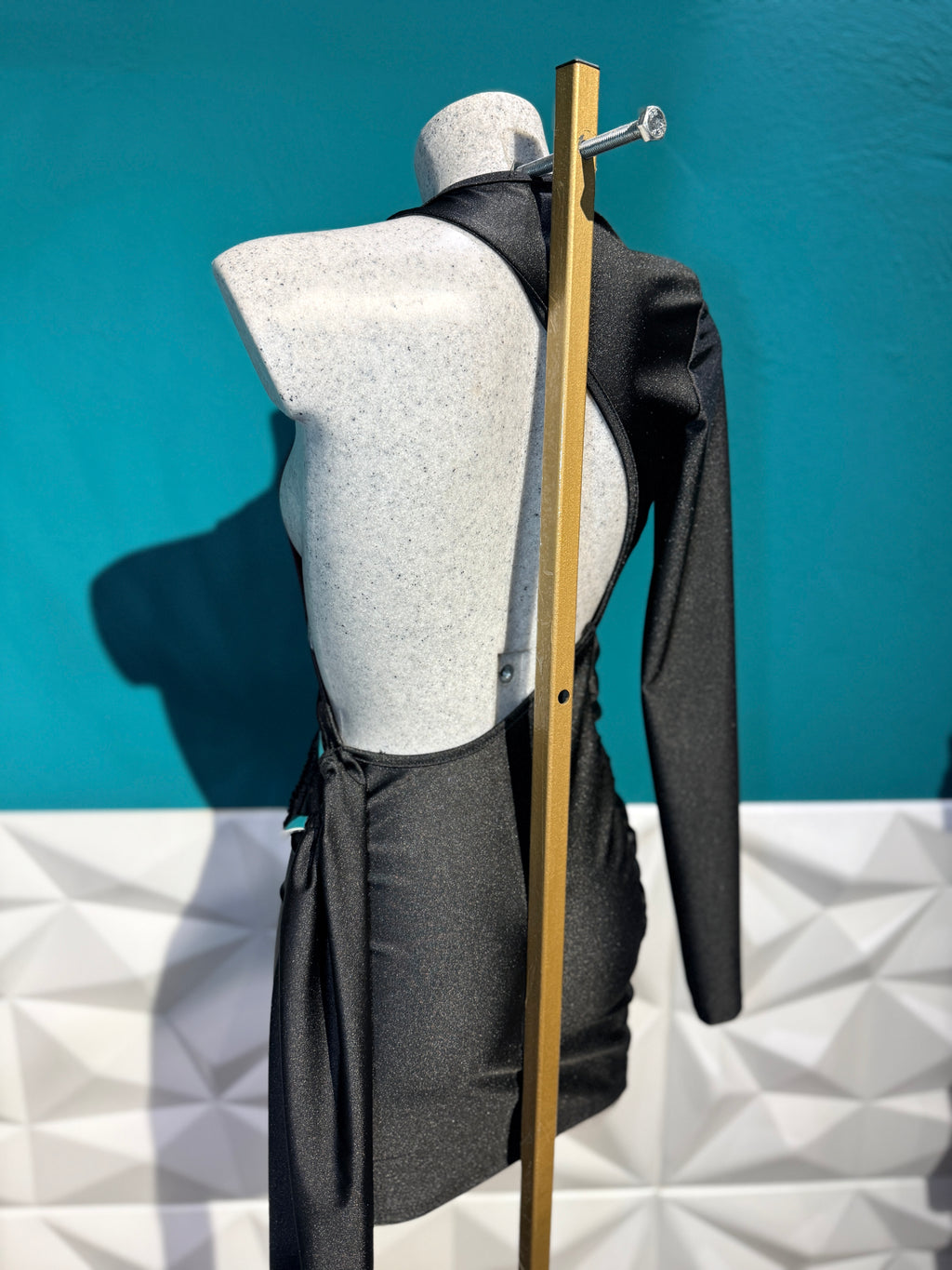 Mini Dress Noemi – Schiena Scoperta con Dettaglio Gioiello