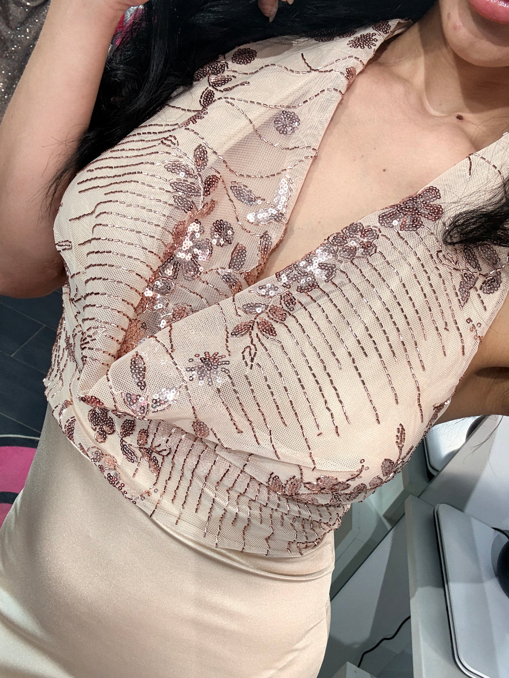 Abito Elegante con Corpetto in Paillettes e Gonna Saten