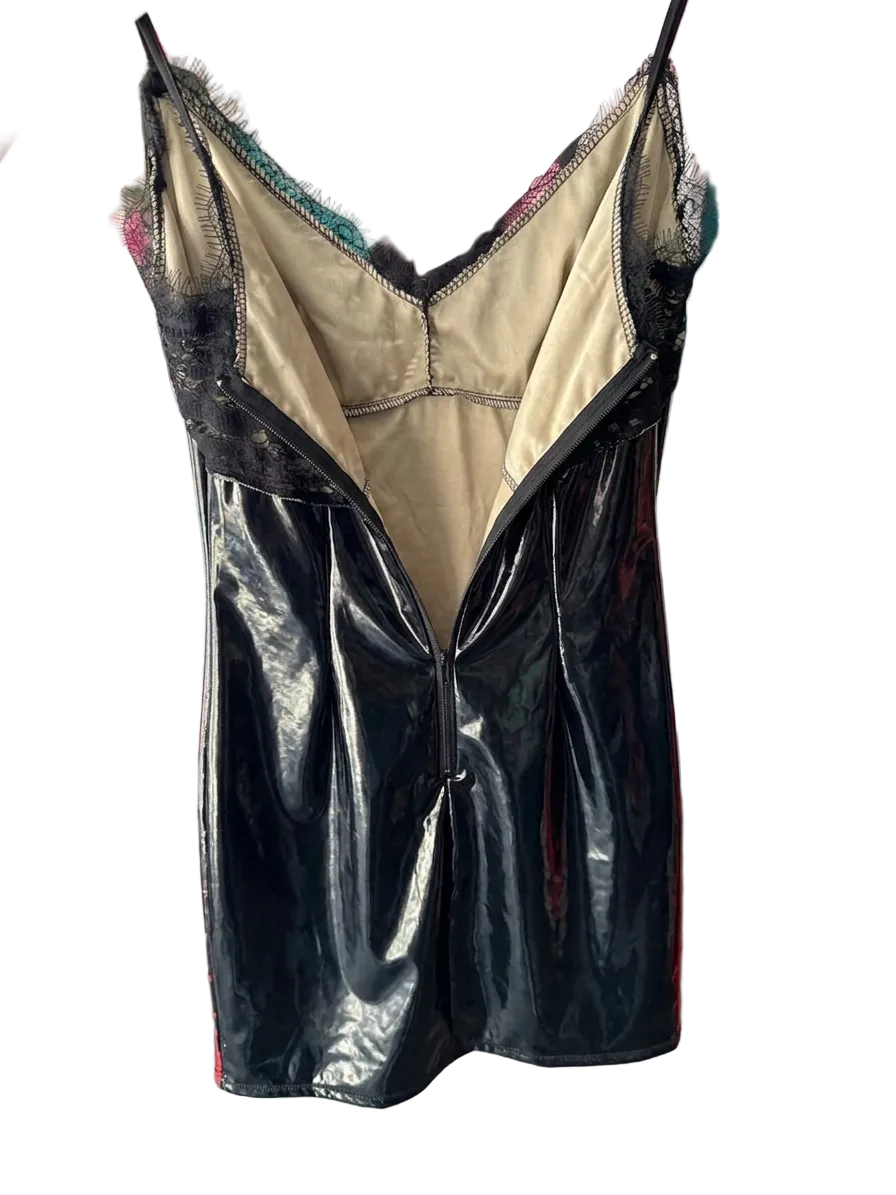 Mini Dress "Vinyl Glam" – Effetto Vinile e Pizzo