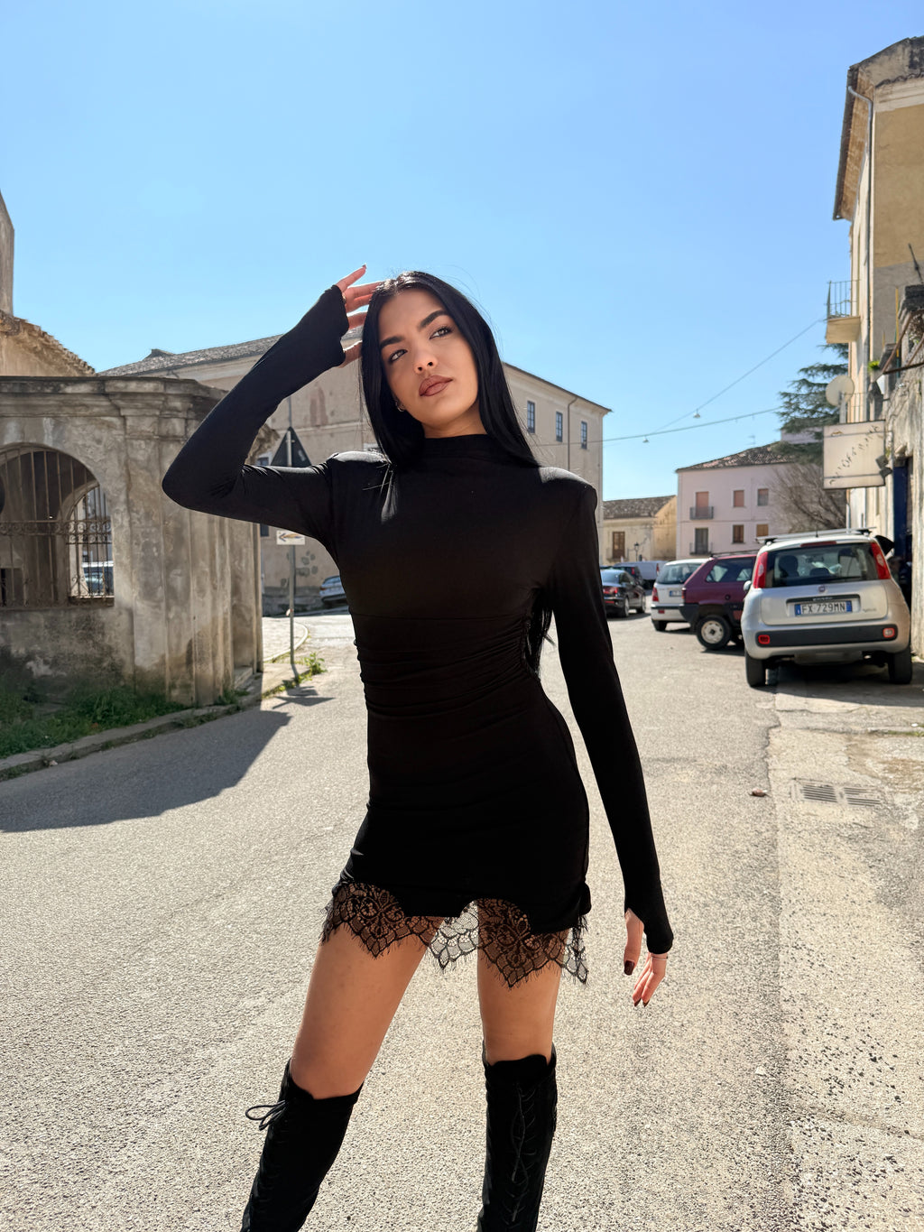 Mini Abito "Obsidian" – Collo Alto e Orlo in Pizzo