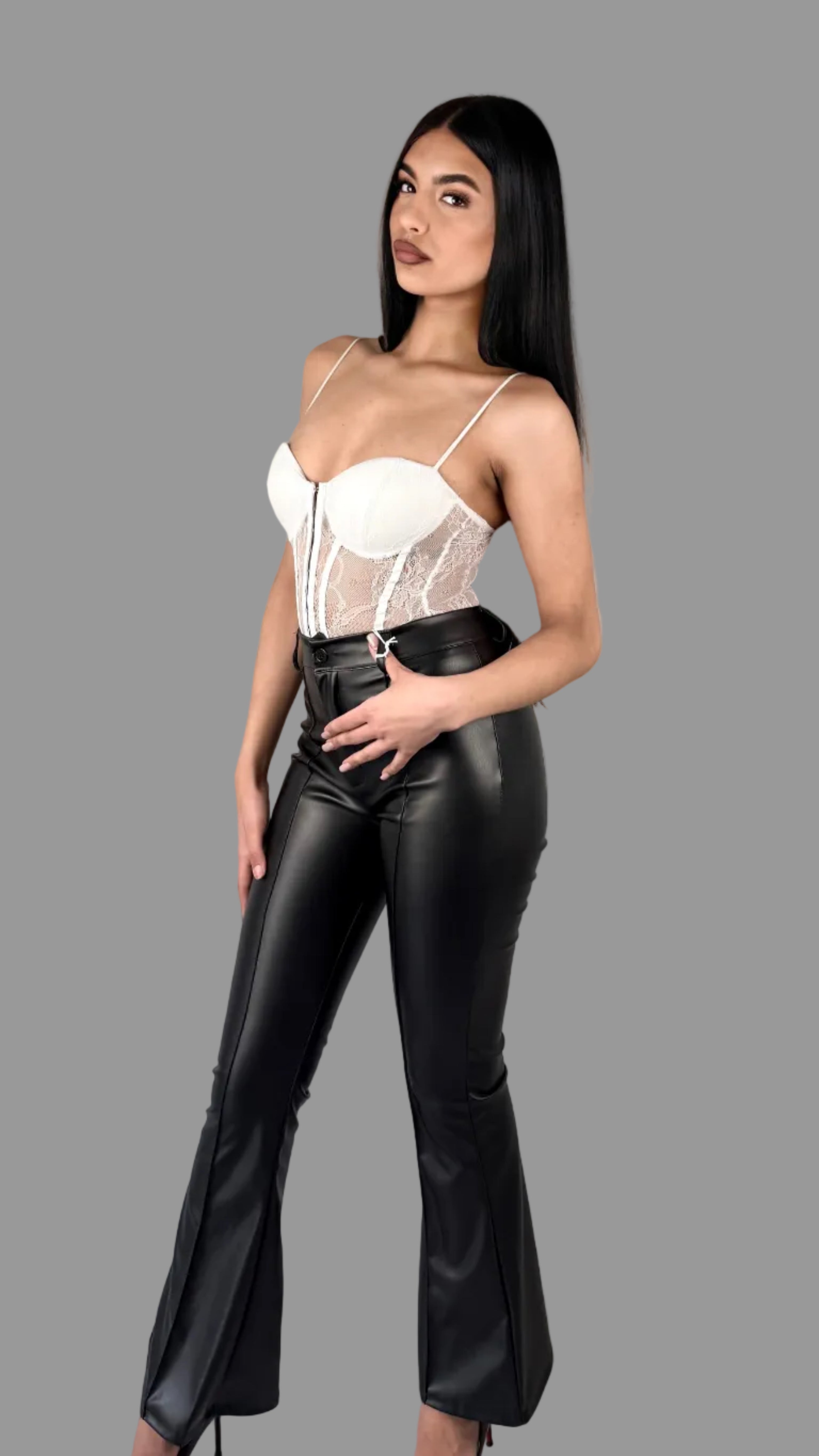 Pantaloni Flare in Similpelle con Cuciture Frontali – Black Edition