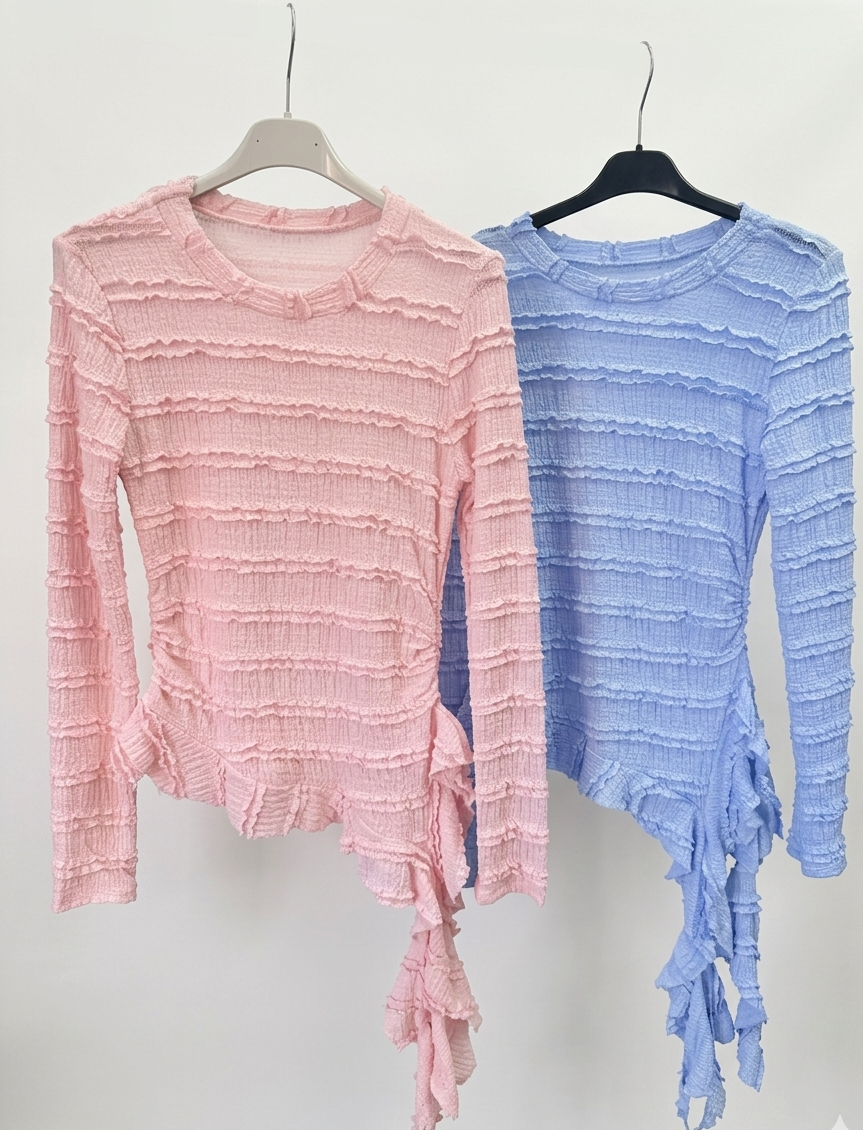 Maglia a Costine Ondulate con Taglio Asimmetrico e Volant