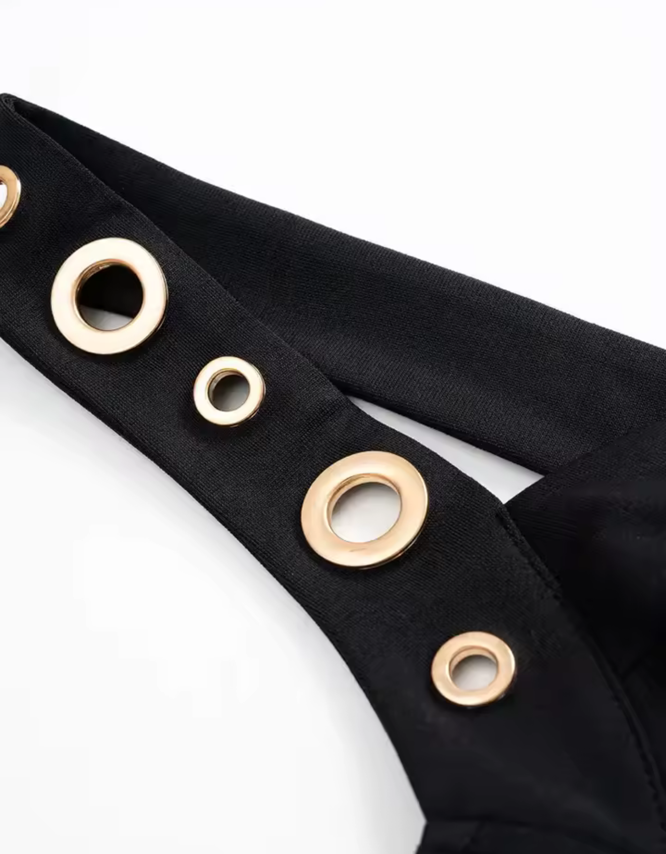 Abito Midi Bodycon Nero con Dettagli Occhielli Oro
Eleganza audace e silhouette definita.