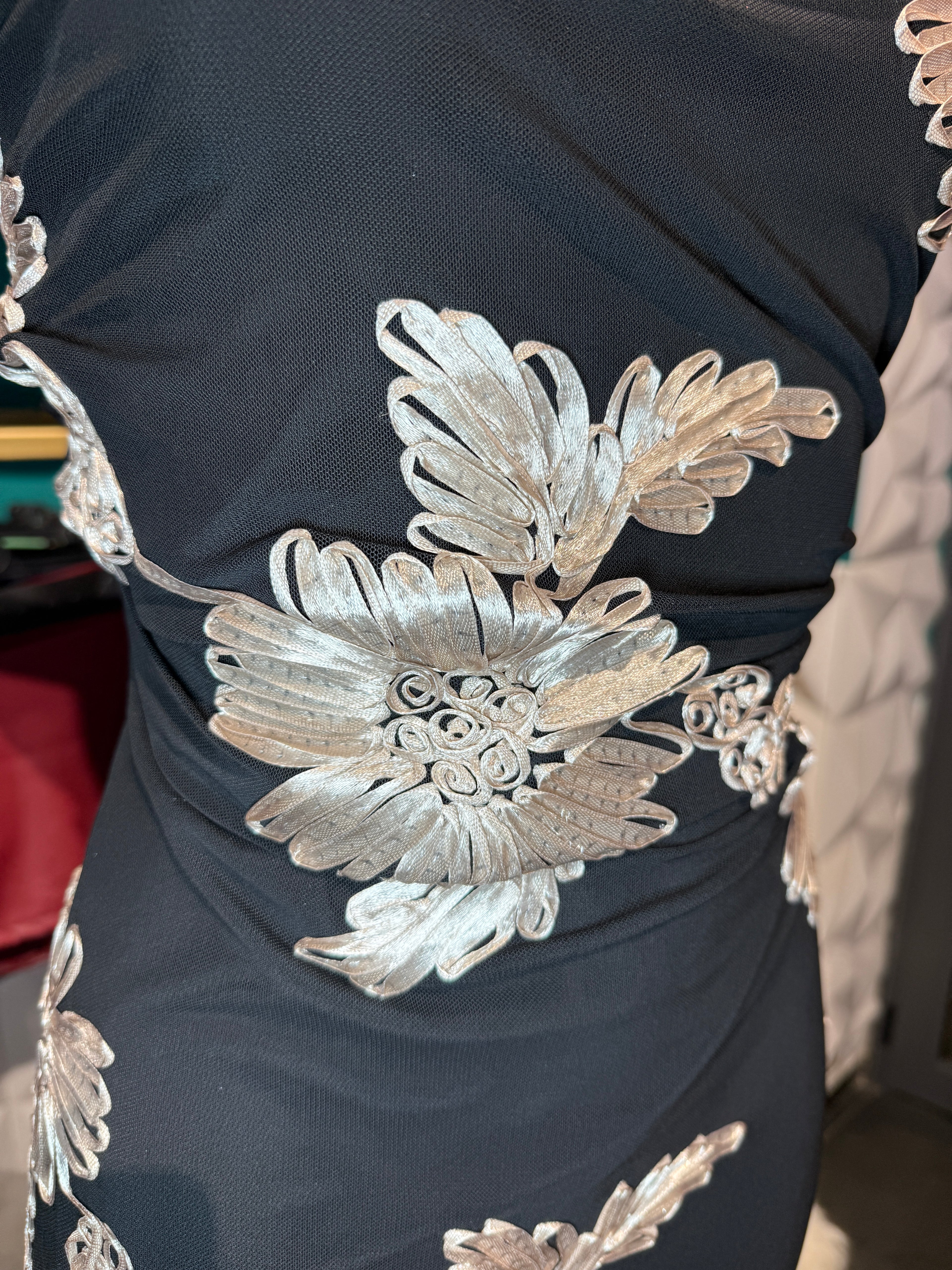 Abito Midi "Night Blossom" con Ricami in Rilievo